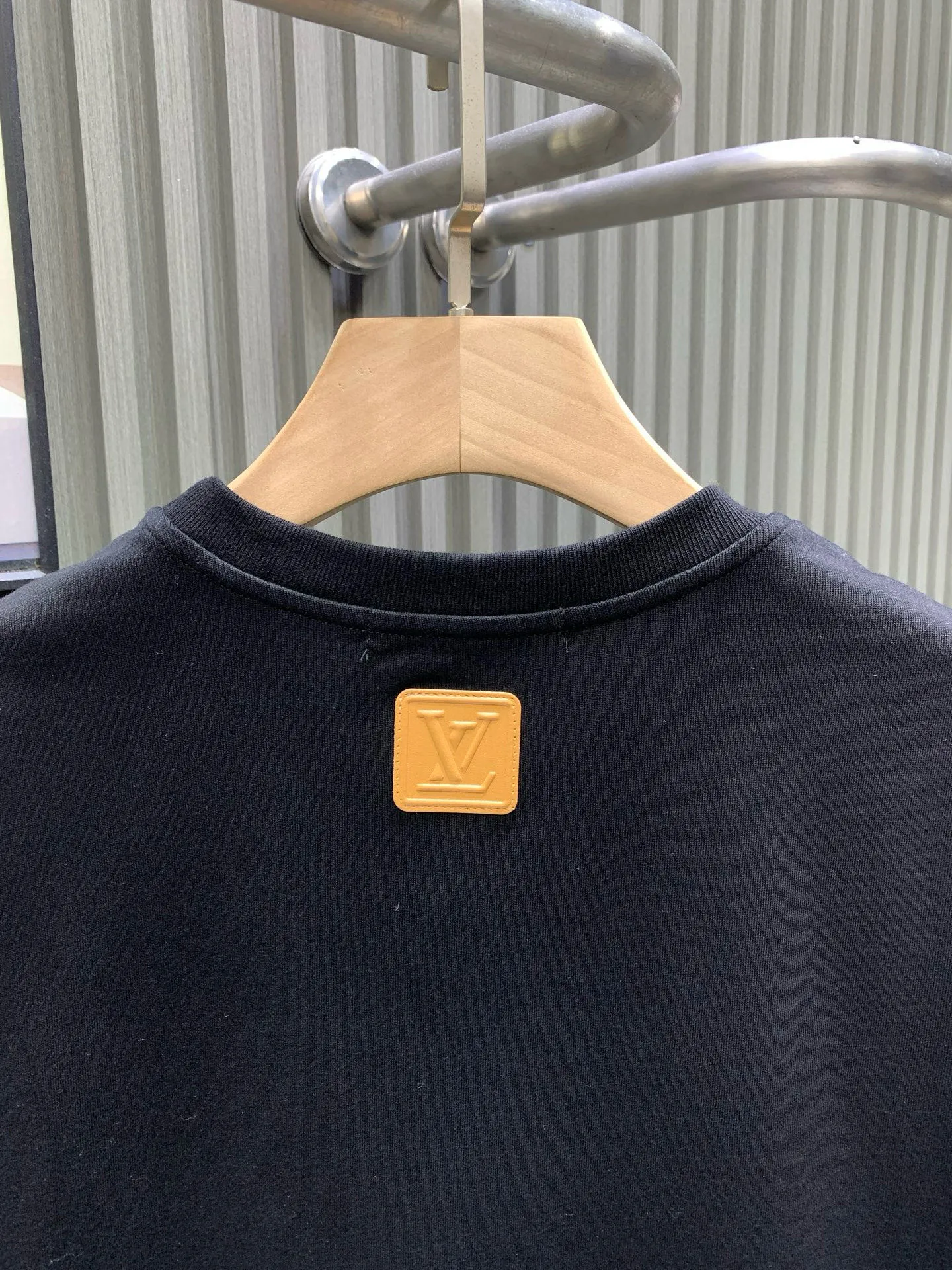 🅿️230 🀄️ Louis Vuitton LOUIS VUITTON pure cotton short sleeves with silicone front and rear leather labels. Made of 100% pure cotton. 280g double-ply combed cotton fabric. This fabric is a must-have fabric for summer short sleeves. Cotton can make the upper body more three-dimensional and breathable. Polyester material allows the clothes to be worn for a long time and still maintain elasticity. The leather label is made of silicone synthetic leather label with the brand's iconic LOGO on the surface. The 3D three-dimensional embossing effect presents a high-end style. The back collar is marked with LV's iconic LOGO. This short-sleeved crew neck shirt is made of soft cotton. The VVN leather patch on the front is embossed with the LV Vers logo, telling the long heritage of the brand's leather goods series. The small LV leather patch on the rear completes the details.